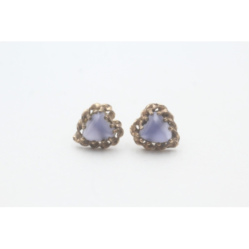 143 - 9ct gold blue chalcedony heart stud earrings (1.1g)