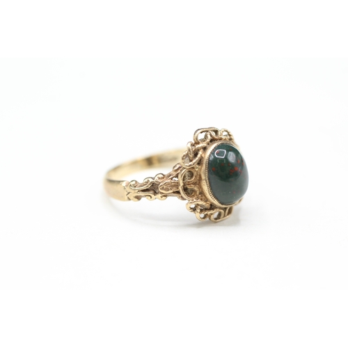 15 - 9ct gold bloodstone framed ring (2.4g) Size J