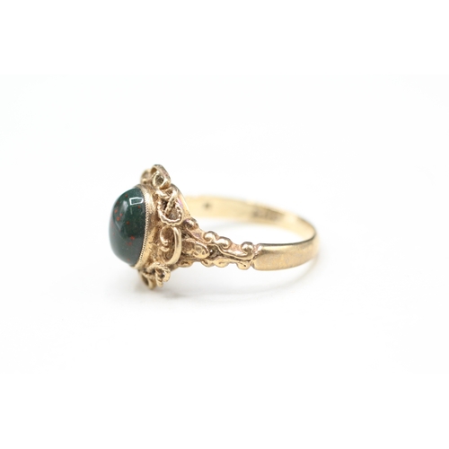 15 - 9ct gold bloodstone framed ring (2.4g) Size J