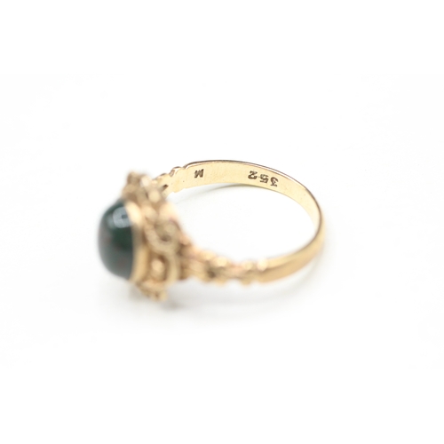 15 - 9ct gold bloodstone framed ring (2.4g) Size J