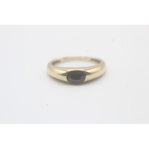 158 - 9ct gold bezel set sapphire single stone ring (1.7g) Size J