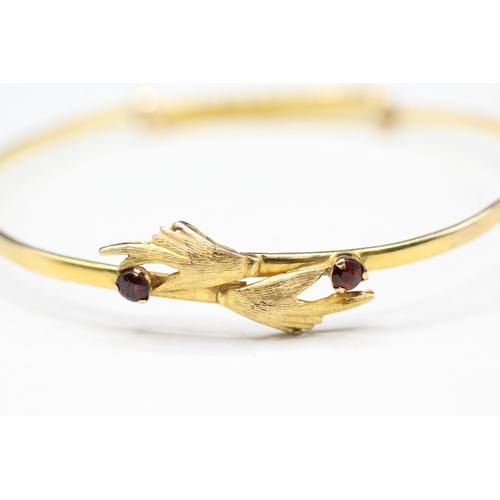 162 - 9ct gold garnet twin hand bangle (5.7g)