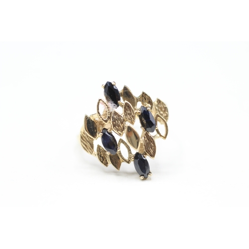 19 - 9ct gold sapphire abstract ring (2.5g) Size L 1/2