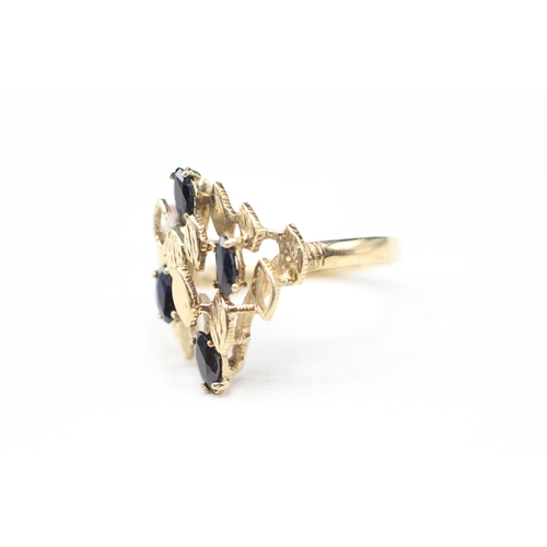 19 - 9ct gold sapphire abstract ring (2.5g) Size L 1/2