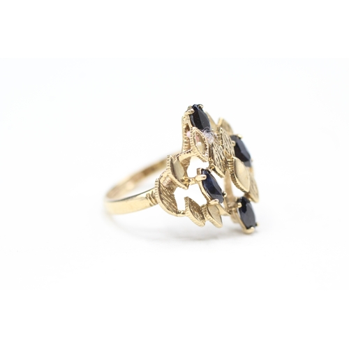 19 - 9ct gold sapphire abstract ring (2.5g) Size L 1/2