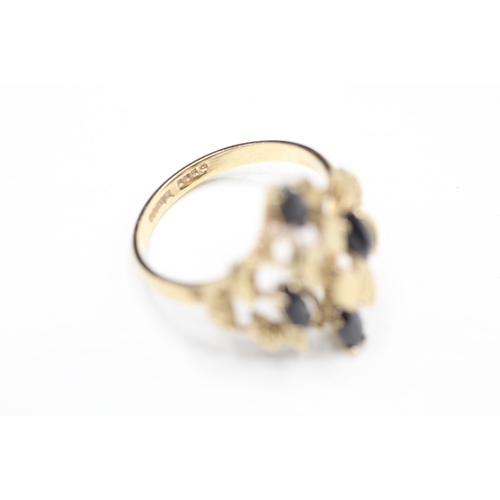 19 - 9ct gold sapphire abstract ring (2.5g) Size L 1/2