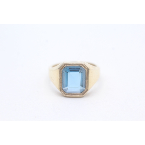 194 - 9ct gold blue topaz set signet ring (4.9g) Size K 1/2