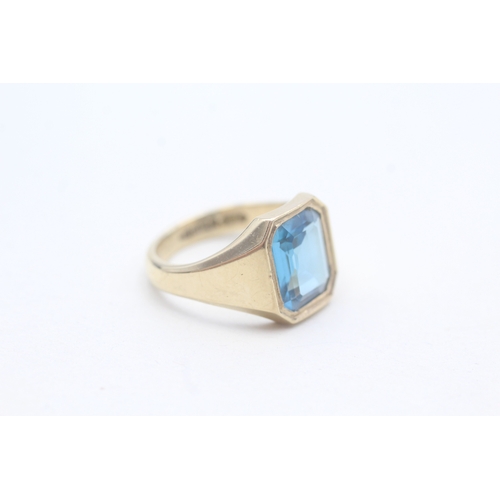 194 - 9ct gold blue topaz set signet ring (4.9g) Size K 1/2