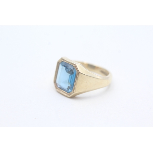 194 - 9ct gold blue topaz set signet ring (4.9g) Size K 1/2