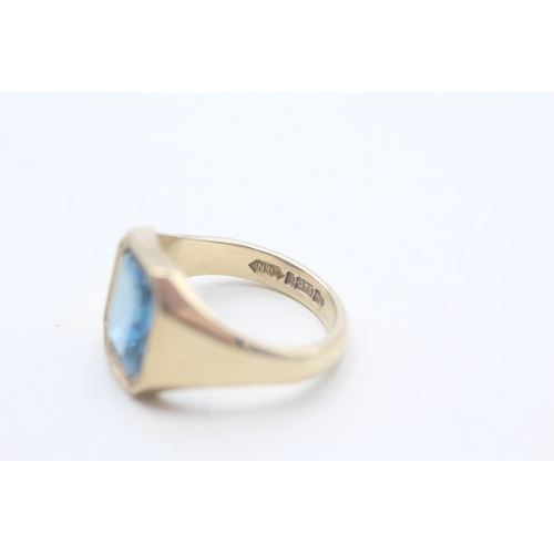 194 - 9ct gold blue topaz set signet ring (4.9g) Size K 1/2