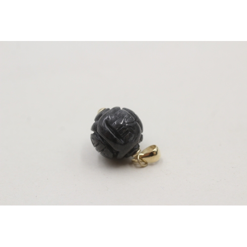 20 - 14ct gold black jade ball pendant (2.7g)