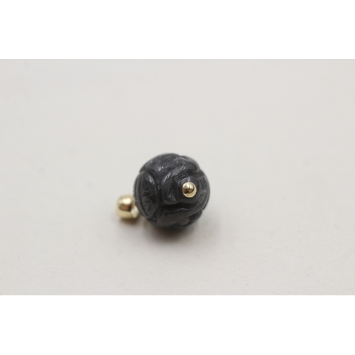 20 - 14ct gold black jade ball pendant (2.7g)