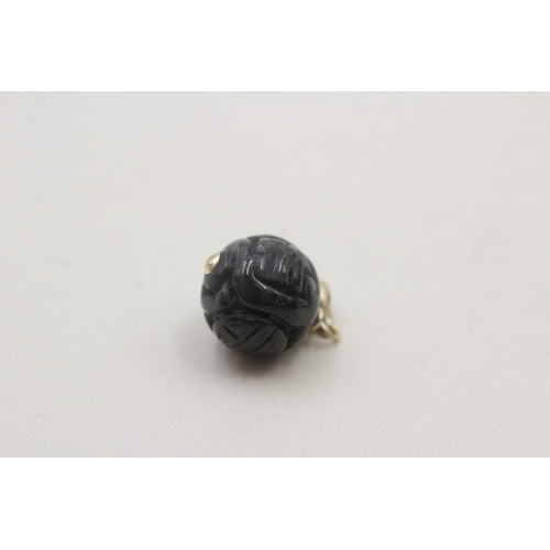 20 - 14ct gold black jade ball pendant (2.7g)