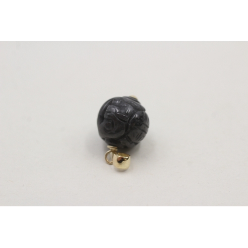 20 - 14ct gold black jade ball pendant (2.7g)