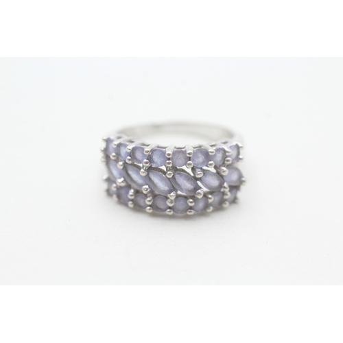 200 - 9ct white gold tanzanite set band ring (3.8g) Size M