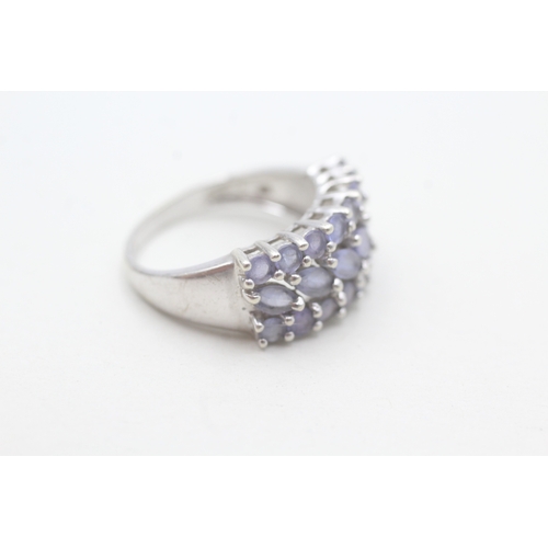 200 - 9ct white gold tanzanite set band ring (3.8g) Size M