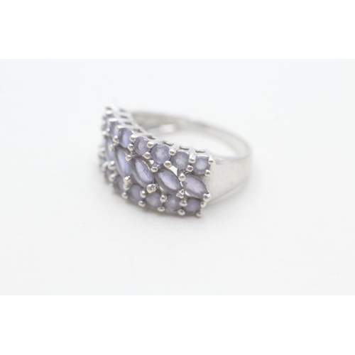 200 - 9ct white gold tanzanite set band ring (3.8g) Size M