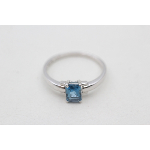 210 - 9ct white gold blue topaz set solitaire ring (2.4g) Size U