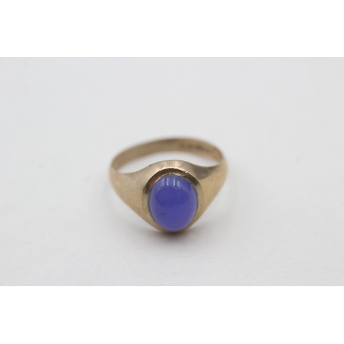 211 - 9ct gold vintage blue chalcedony signet ring (2.9g) Size O 1/2