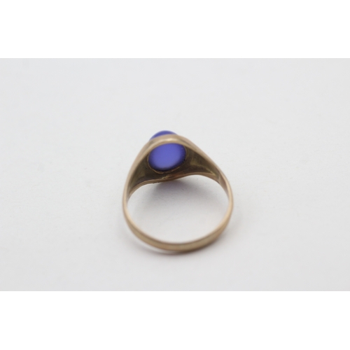 211 - 9ct gold vintage blue chalcedony signet ring (2.9g) Size O 1/2