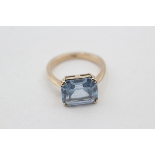 212 - 9ct gold blue gemstone set cocktail ring (4.5g) Size O