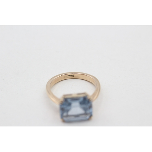 212 - 9ct gold blue gemstone set cocktail ring (4.5g) Size O