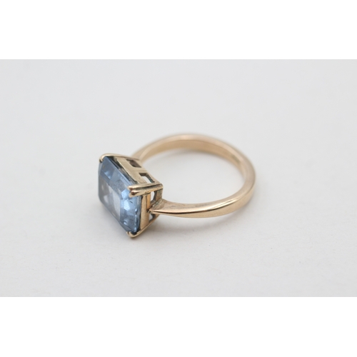 212 - 9ct gold blue gemstone set cocktail ring (4.5g) Size O