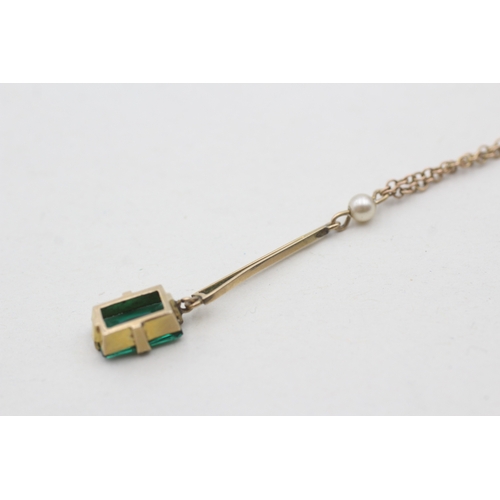 214 - 9ct gold faux pearl and green paste set pendant necklace (3.3g)