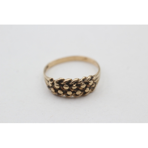 216 - 9ct gold vintage keeper ring (2.3g) Size P