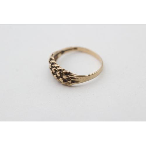 216 - 9ct gold vintage keeper ring (2.3g) Size P