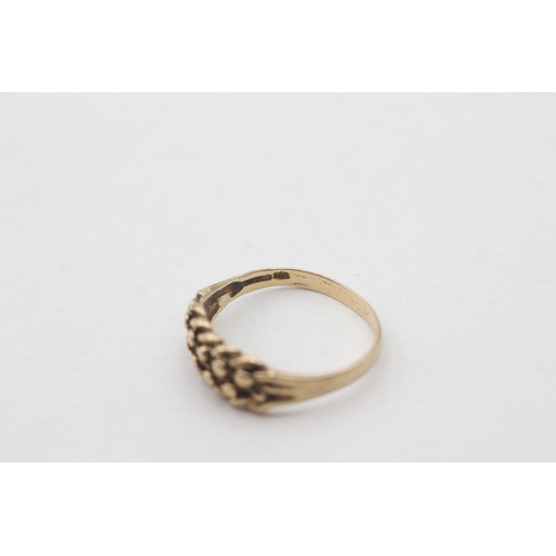 216 - 9ct gold vintage keeper ring (2.3g) Size P