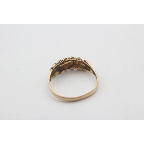 216 - 9ct gold vintage keeper ring (2.3g) Size P