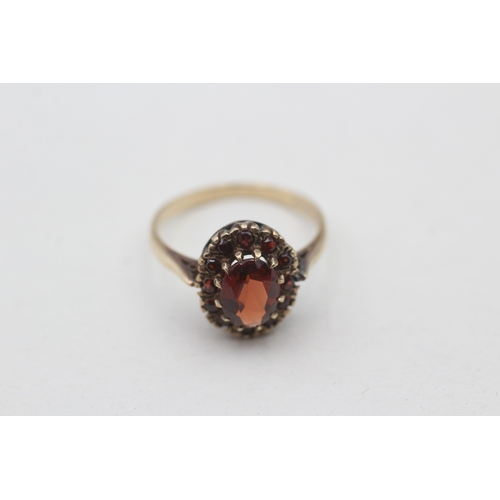 220 - 9ct gold garnet set cluster ring (3.1g) Size P