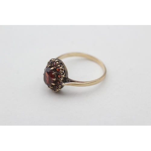 220 - 9ct gold garnet set cluster ring (3.1g) Size P