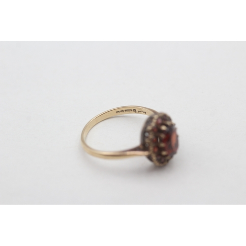 220 - 9ct gold garnet set cluster ring (3.1g) Size P