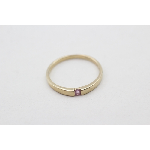 227 - 9ct gold pink sapphire set stacking band ring (2.1g) Size V