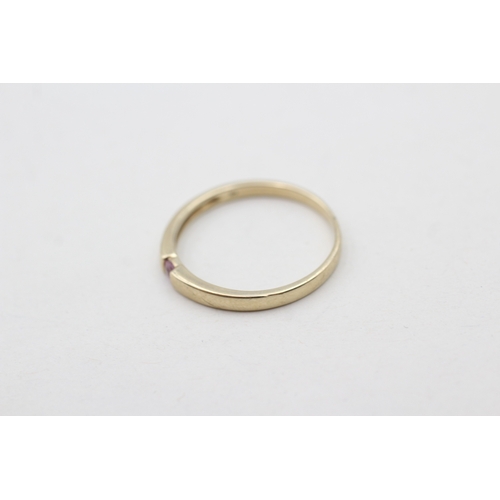 227 - 9ct gold pink sapphire set stacking band ring (2.1g) Size V