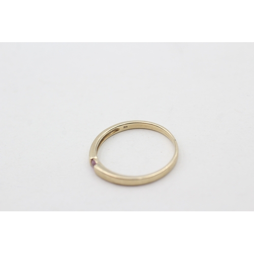 227 - 9ct gold pink sapphire set stacking band ring (2.1g) Size V