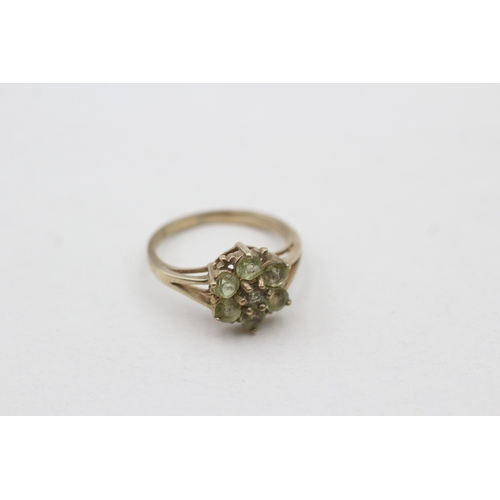 228 - 9ct gold peridot set floral cluster ring (2.1g) Size I