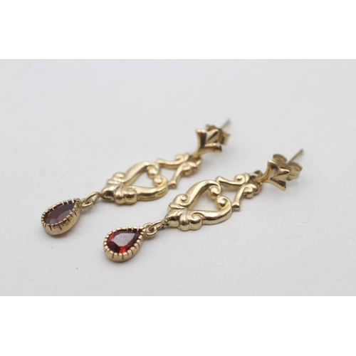 241 - 9ct gold garnet set drop earrings (1.3g)