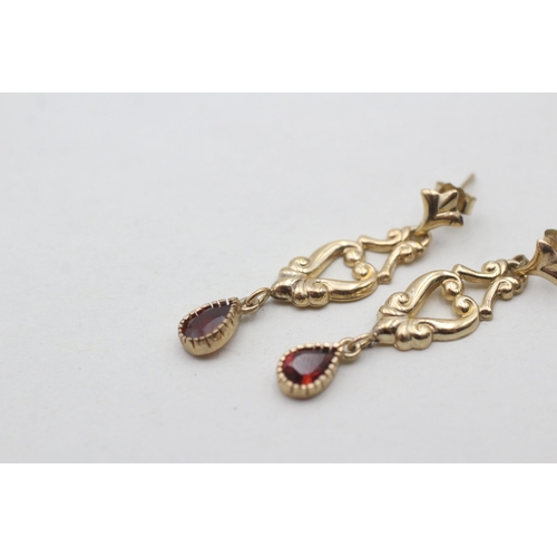 241 - 9ct gold garnet set drop earrings (1.3g)