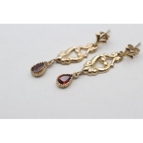 241 - 9ct gold garnet set drop earrings (1.3g)