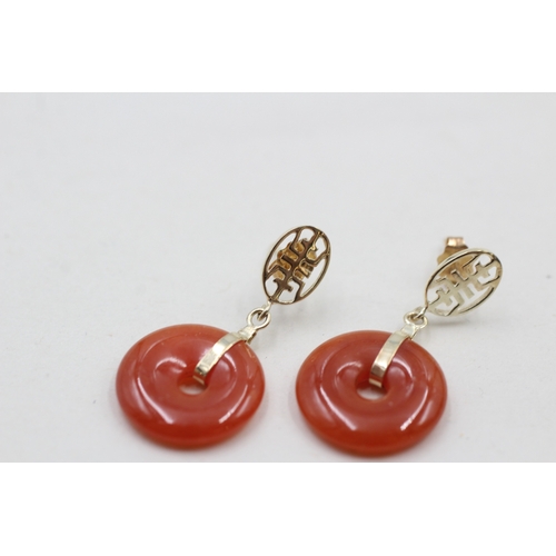 27 - 14ct gold red jade carved circle earrings (3.8g)