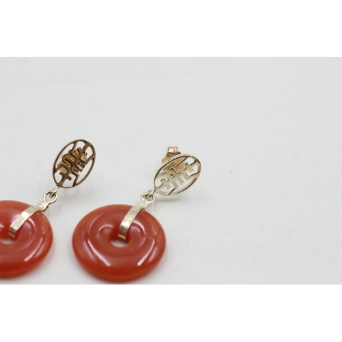 27 - 14ct gold red jade carved circle earrings (3.8g)