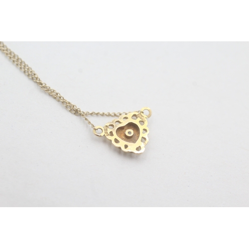 29 - 9ct gold heart and diamond pendant on chain (1.4g)