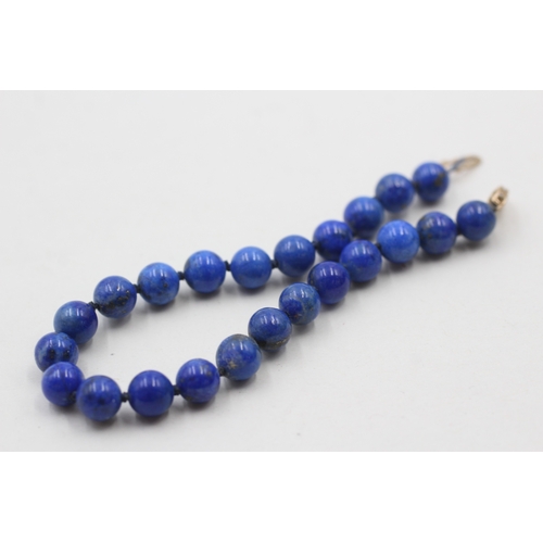 31 - 14ct gold clasped lapis lazuli beaded bracelet (12.9g)