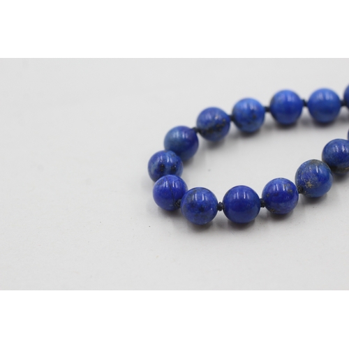 31 - 14ct gold clasped lapis lazuli beaded bracelet (12.9g)