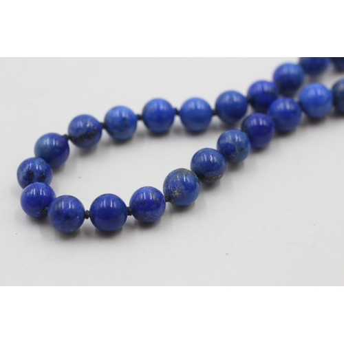 31 - 14ct gold clasped lapis lazuli beaded bracelet (12.9g)