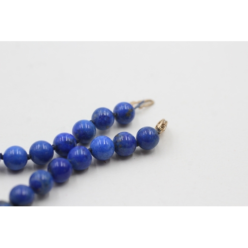 31 - 14ct gold clasped lapis lazuli beaded bracelet (12.9g)