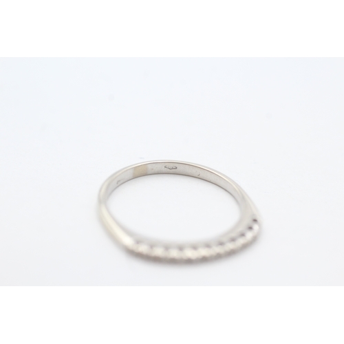 40 - 18ct gold diamond half eternity ring (2.2g) Size N